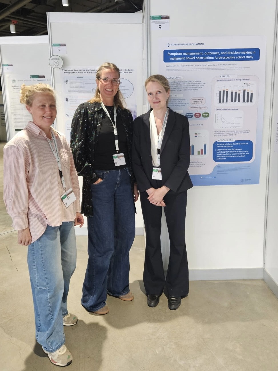 Bilde av Eva Gravdahl sammen med medforfattere foran vinnerposter ved EAPC 2026