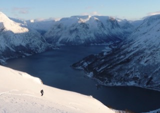 Bilde av skiløper ved Stryn aktivitetslodge. Bilde med tillatelse fra Stryn aktivitetslodge