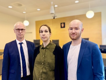 Bjørn Ove Ekern Kvavik, Malene Laursen Schack og Asbjørn Sune Schack i Borgarting lagmannsrett i forkant av rettssaken tirsdag 11. august. Foto: Legeforeningen/Knut E. Braaten.