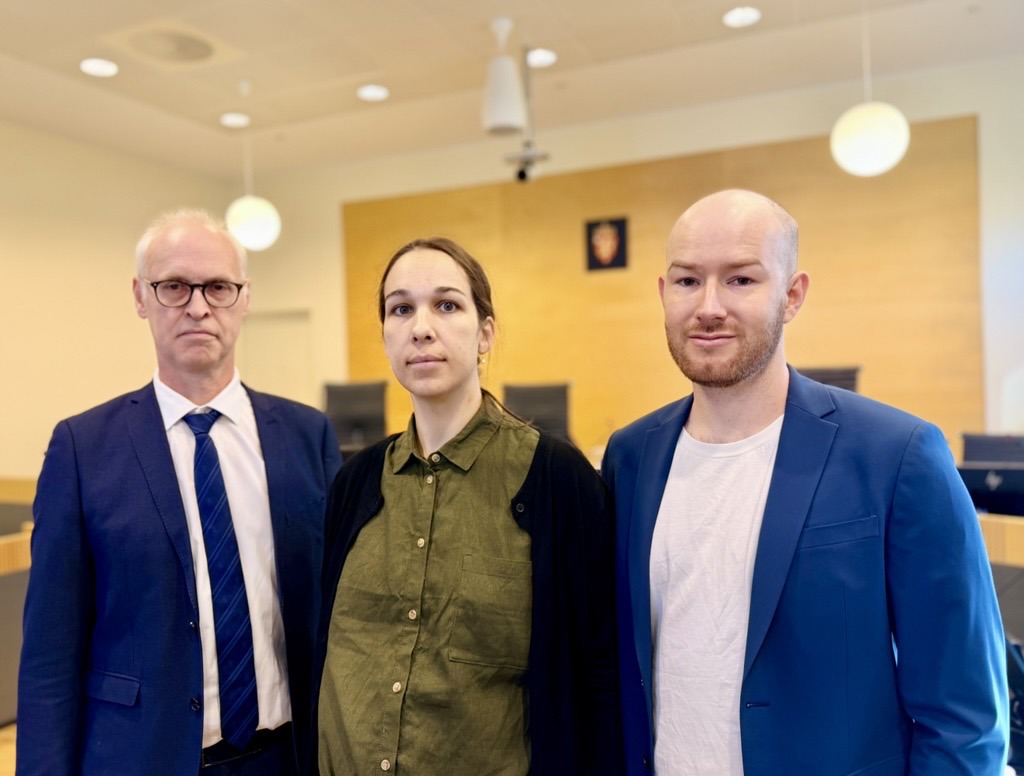 Bjørn Ove Ekern Kvavik, Malene Laursen Schack og Asbjørn Sune Schack i Borgarting lagmannsrett i forkant av rettssaken tirsdag 11. august. Foto: Legeforeningen/Knut E. Braaten.