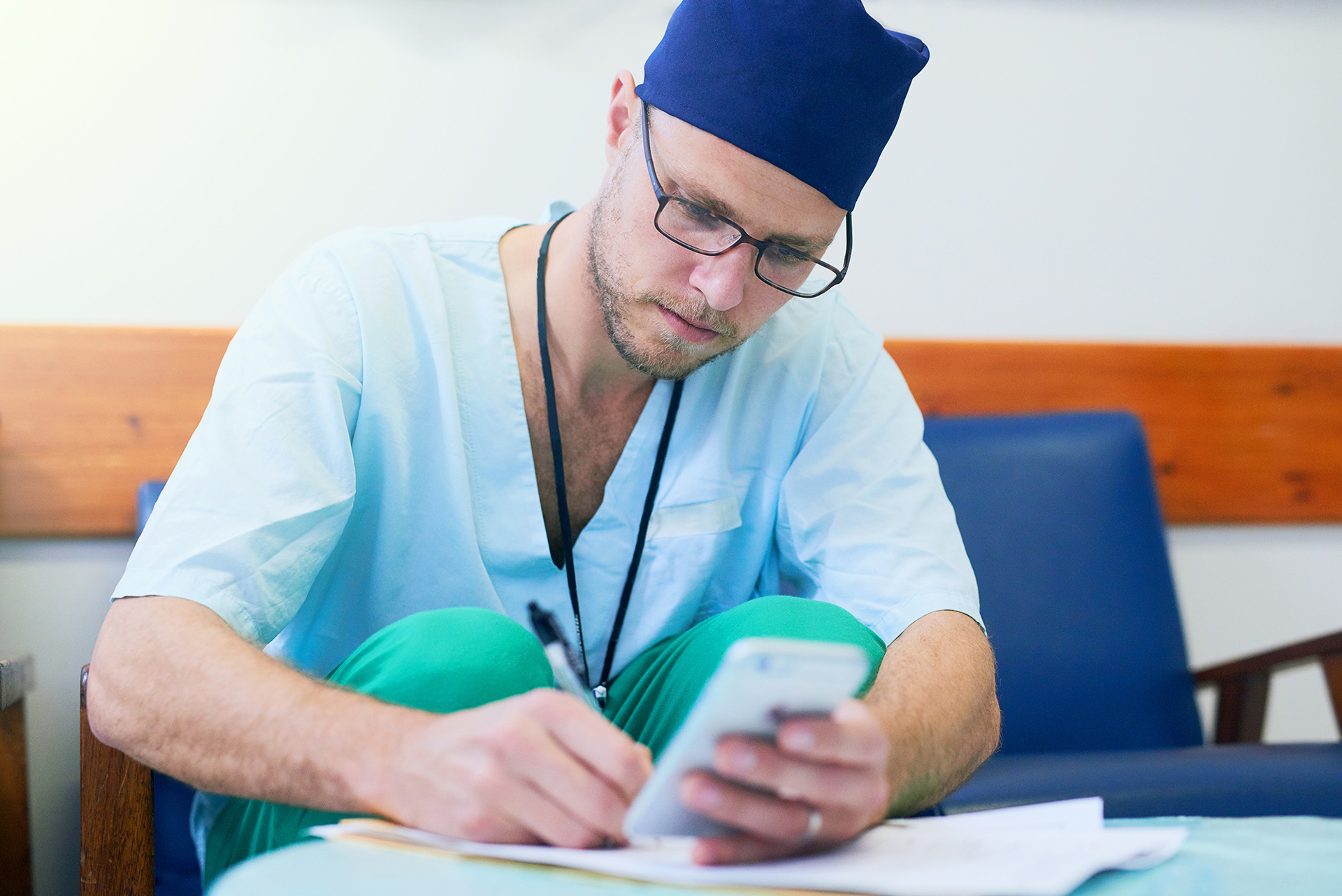 Mannlig lege fyller ut papirskjema. Foto: Colourbox.