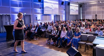 bilde av Anka under åpningstalen med utsikt utover salen