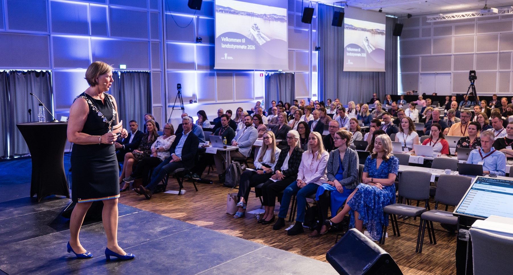 bilde av Anka under åpningstalen med utsikt utover salen