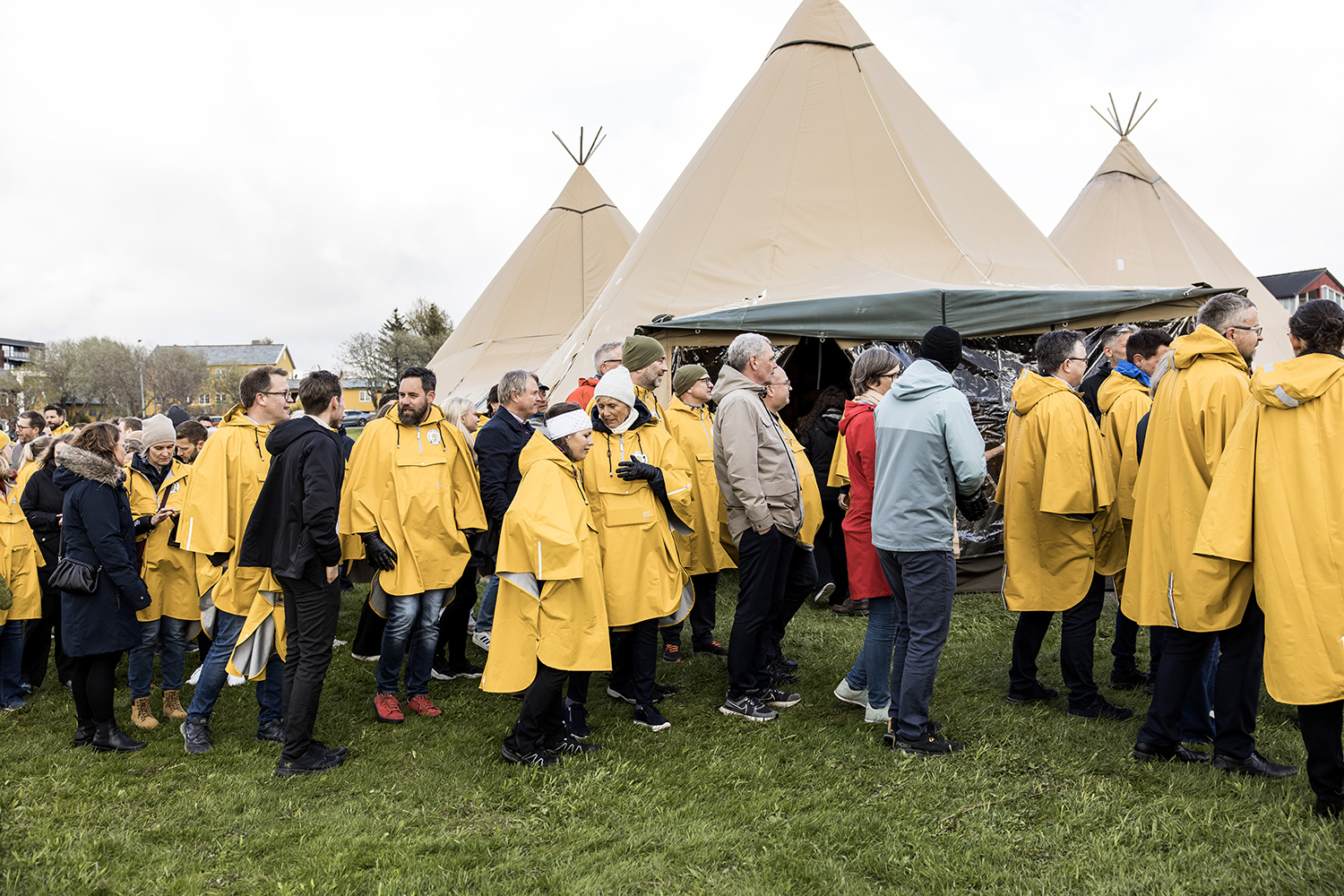 Folk ved lavvo ved Pelle Molin i Bodø i forbindelse med landsstyremøtet 2023.