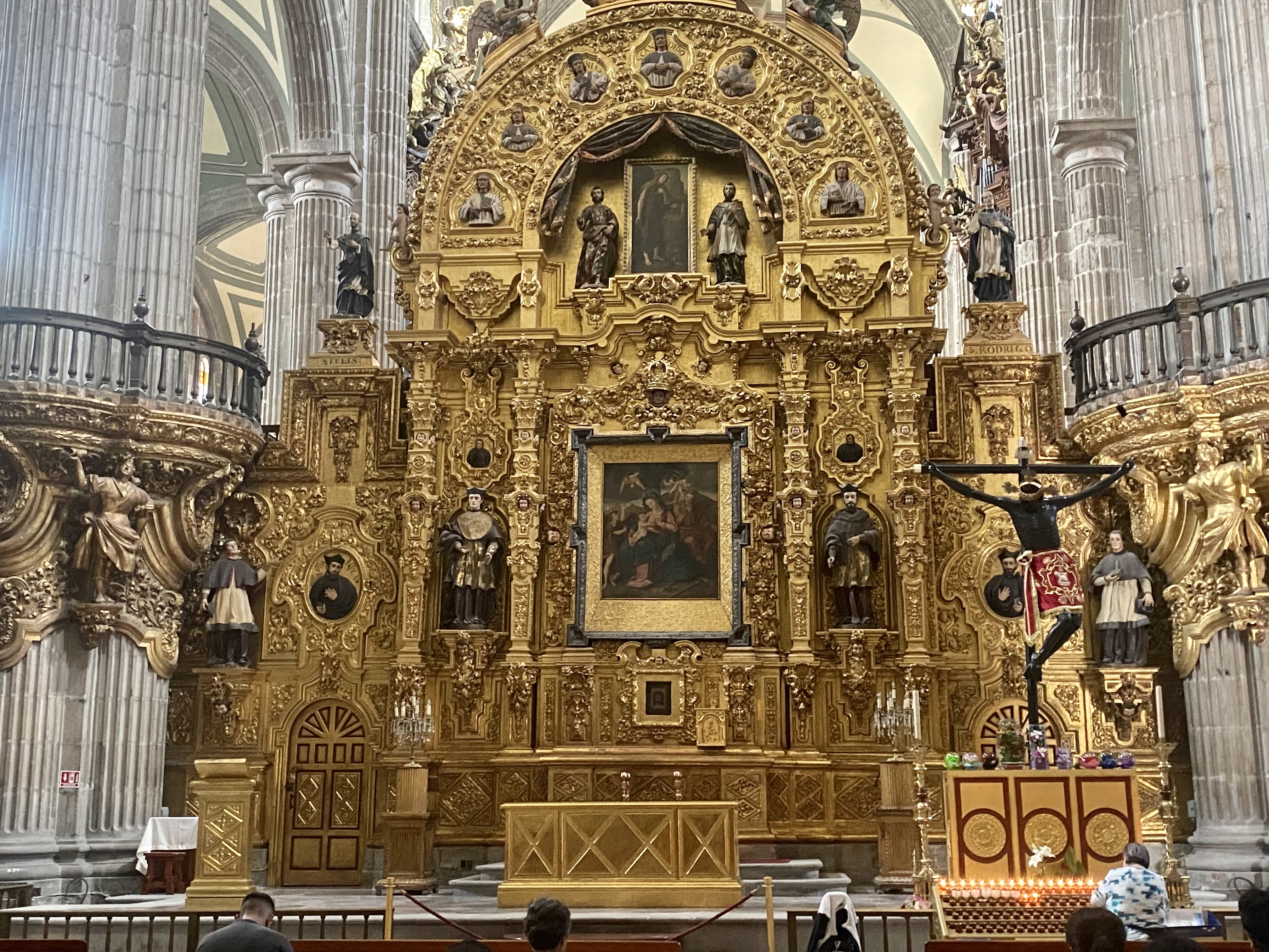 Altertavle med mye gull i en kirke i Mexico City