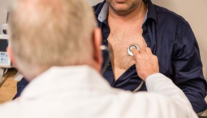 Eksempelbilde av en lege som lytter til hjerte på en pasient. FOTO: Thomas Barstad Eckhoff/Legeforeningen