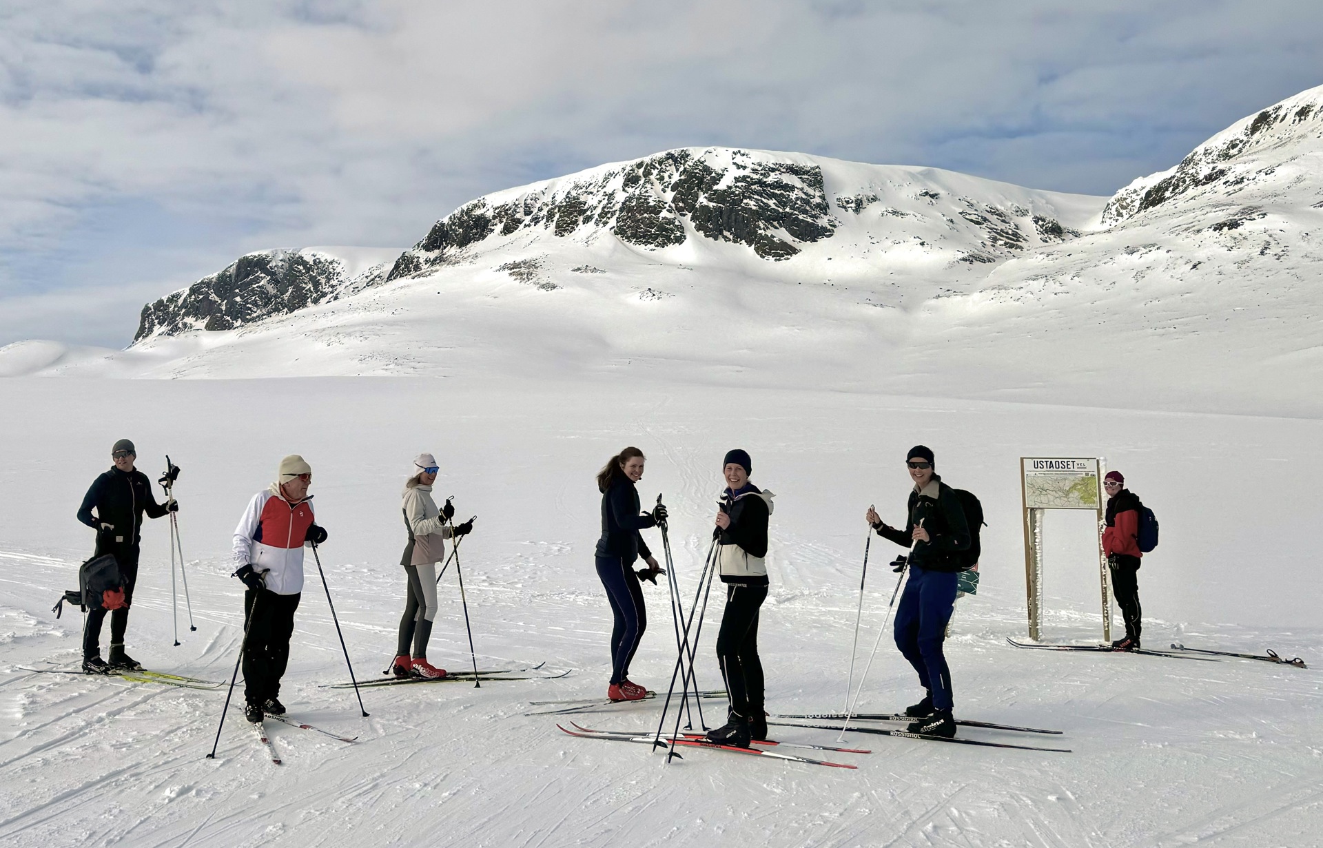 gruppe av skiløpere på fjellet