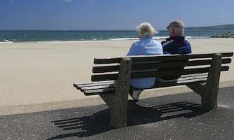 To eldre personer på en benk