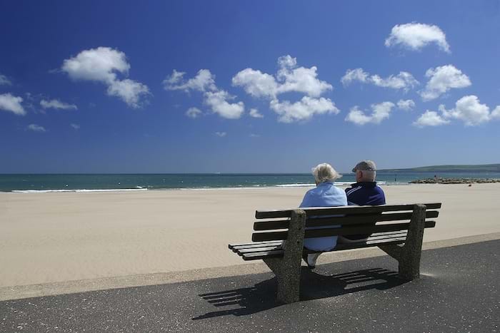 To eldre personer på en benk