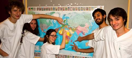 Utvekslingsstudenter fra andre universitet viser hvor de kommer fra på kartet