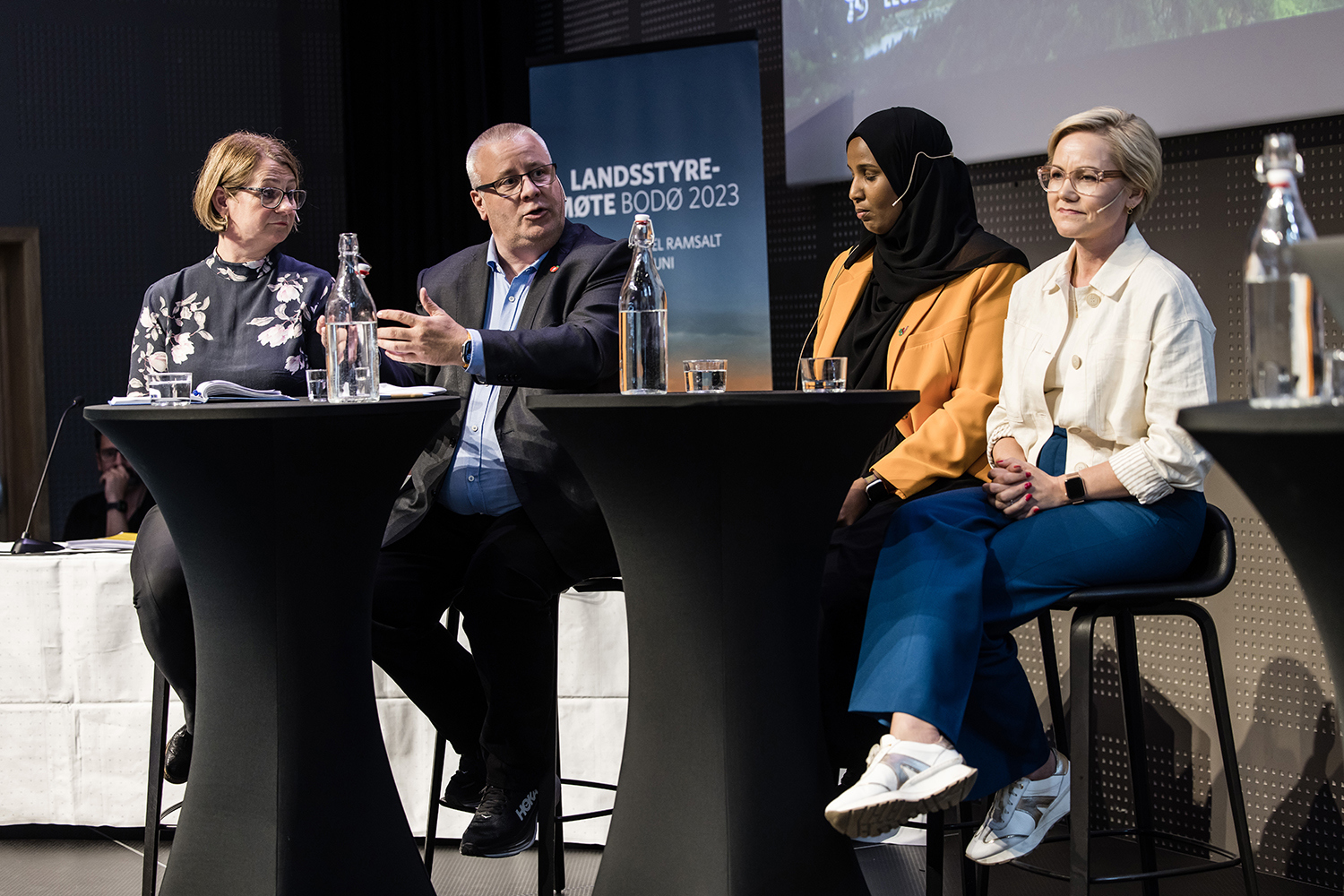 Bilde av blant annet Bård Hoksrud og Ingvild Kjerkol under den politiske debatten.
