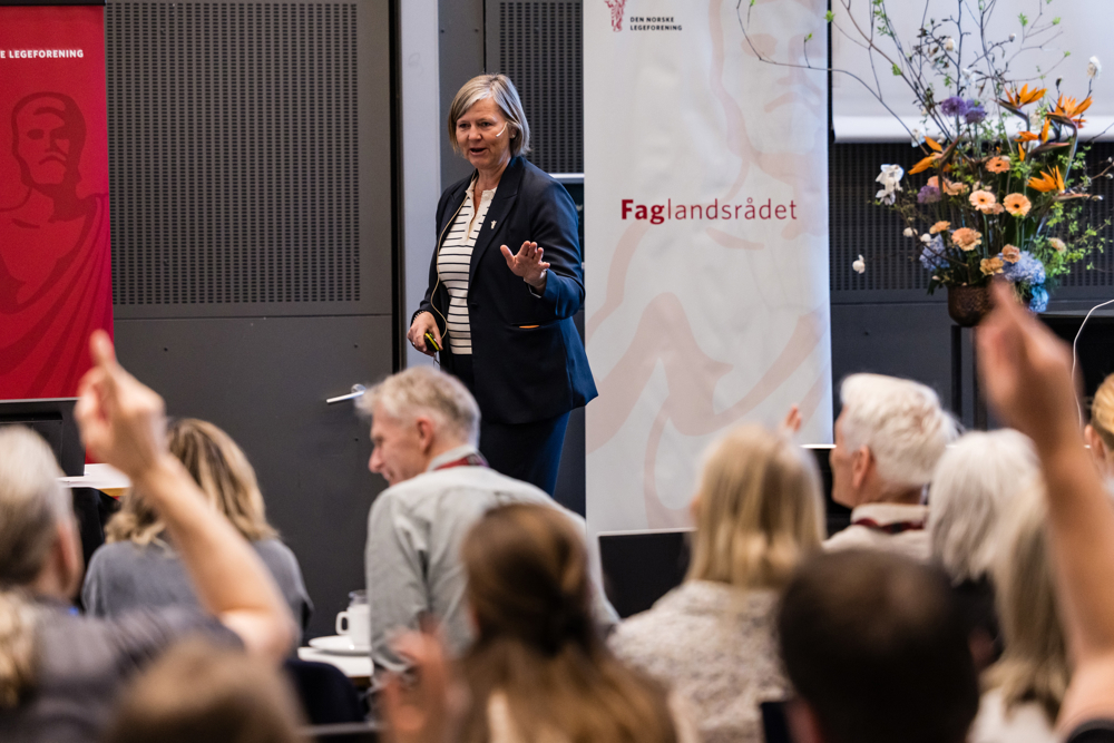 Anne-Karin Rime på scenen under Faglandsrådet. Foto: Legeforeningen/Thomas B. Eckhoff