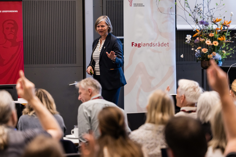 Anne-Karin Rime på scenen under Faglandsrådet. Foto: Legeforeningen/Thomas B. Eckhoff