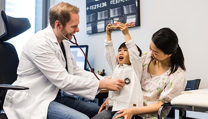 Eksempelbilde av et legekontor med lege og et barn - FOTO: Thomas Barstad Eckhoff/Legeforeningen