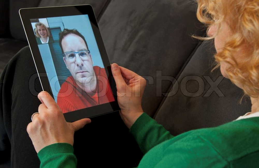 Middelaldrende kvinne som bruker videotelefoni på digital nettbrett, arkivbilde. Colourbox.com
