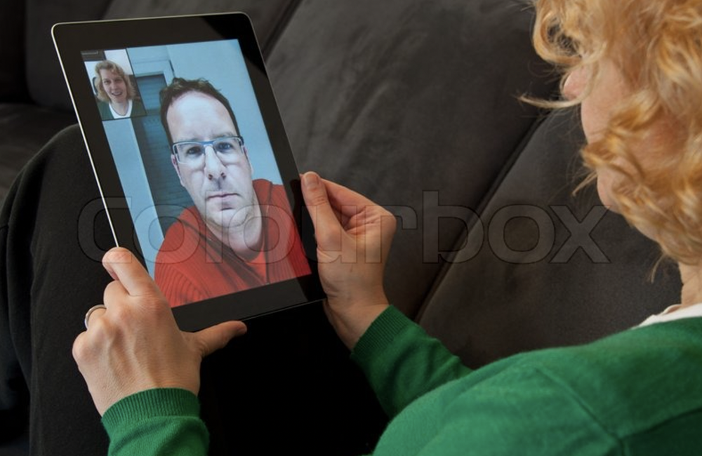 Middelaldrende kvinne som bruker videotelefoni på digital nettbrett, arkivbilde. Colourbox.com