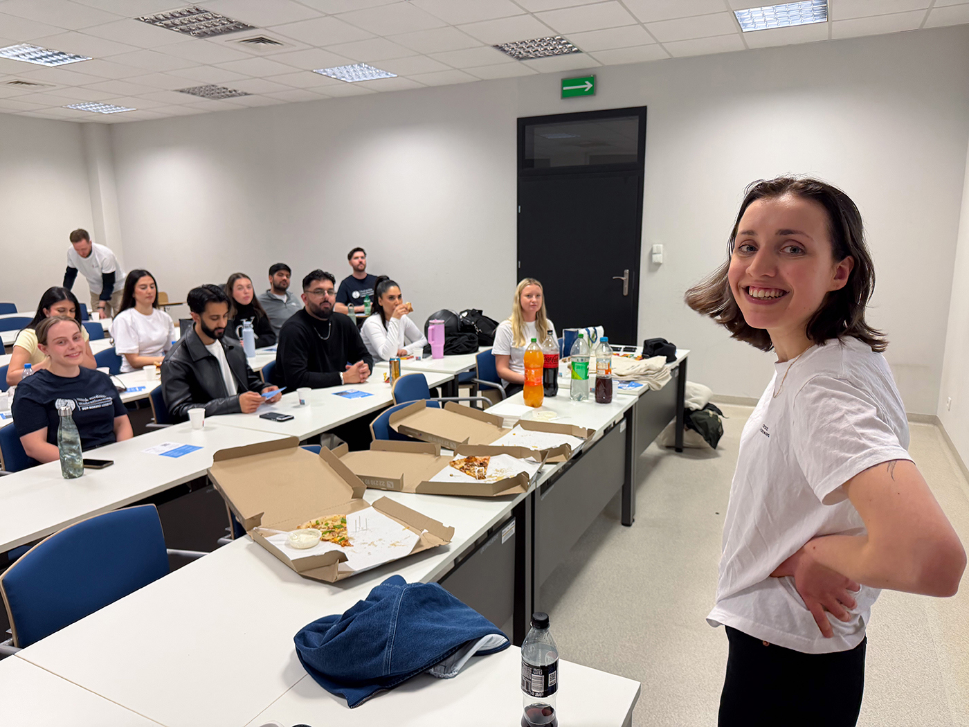 Bilde av Elise Skimmeland, leder i Norsk medisinstudentforening-leder, som holder foredrag.