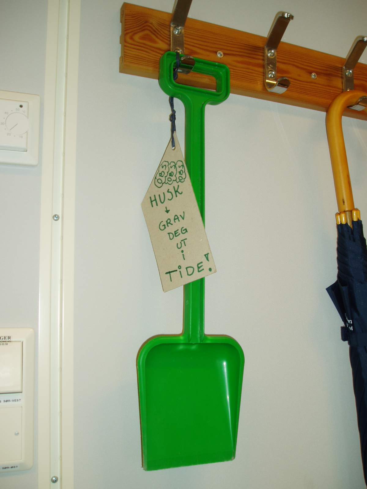 Avdelingsoverlegen i Stavanger har hengende en nyttig p&aring;minnelse om tiltak n&aring;r bunken blir for stor..