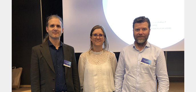  Møteleder Boel Johnsen flankert av foredragsholderne Andreas Tulipan og Torjan Haslerud. Foredragsholder Mona Elisabeth Revheim avholdt sitt foredrag fra USA. 