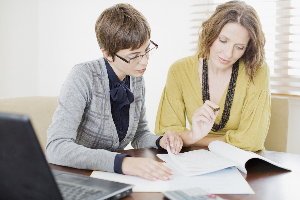 To personer som går gjennom papirer. Foto: Istockphoto.com