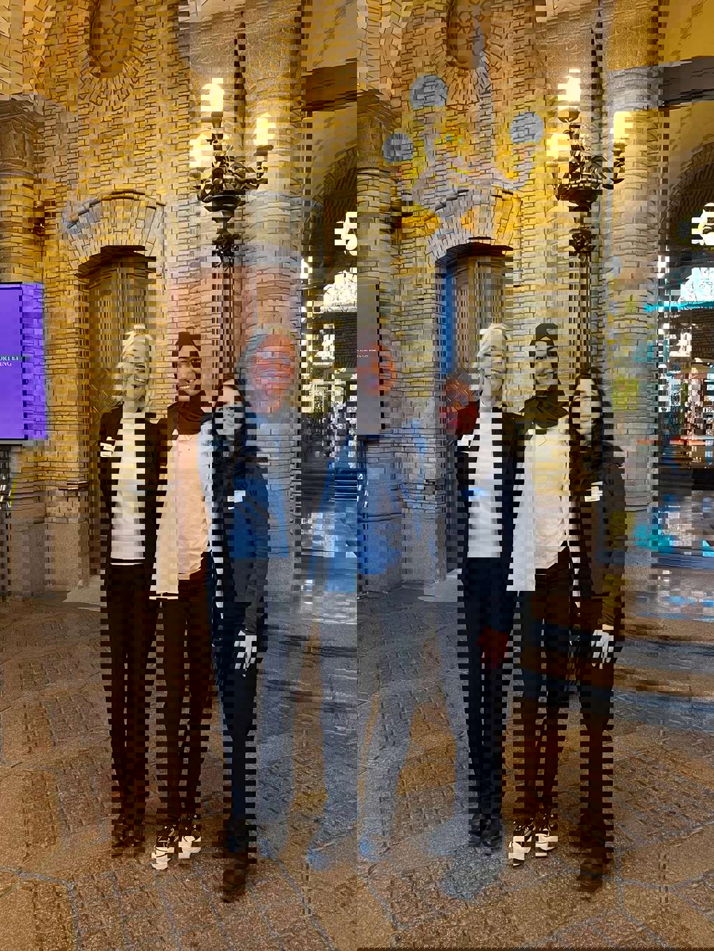 Seniorforsker ved Legeforskningsinstituttet, Berit Bringedal (f.v.), og forskerlinjestudentene Afaf Al-Rammahy og Kenz Al-Shather, var i mars på Stortinget og presenterte det pågående forskningsprosjektet om sosial ulikhet i helse. Foto: Legeforeningen