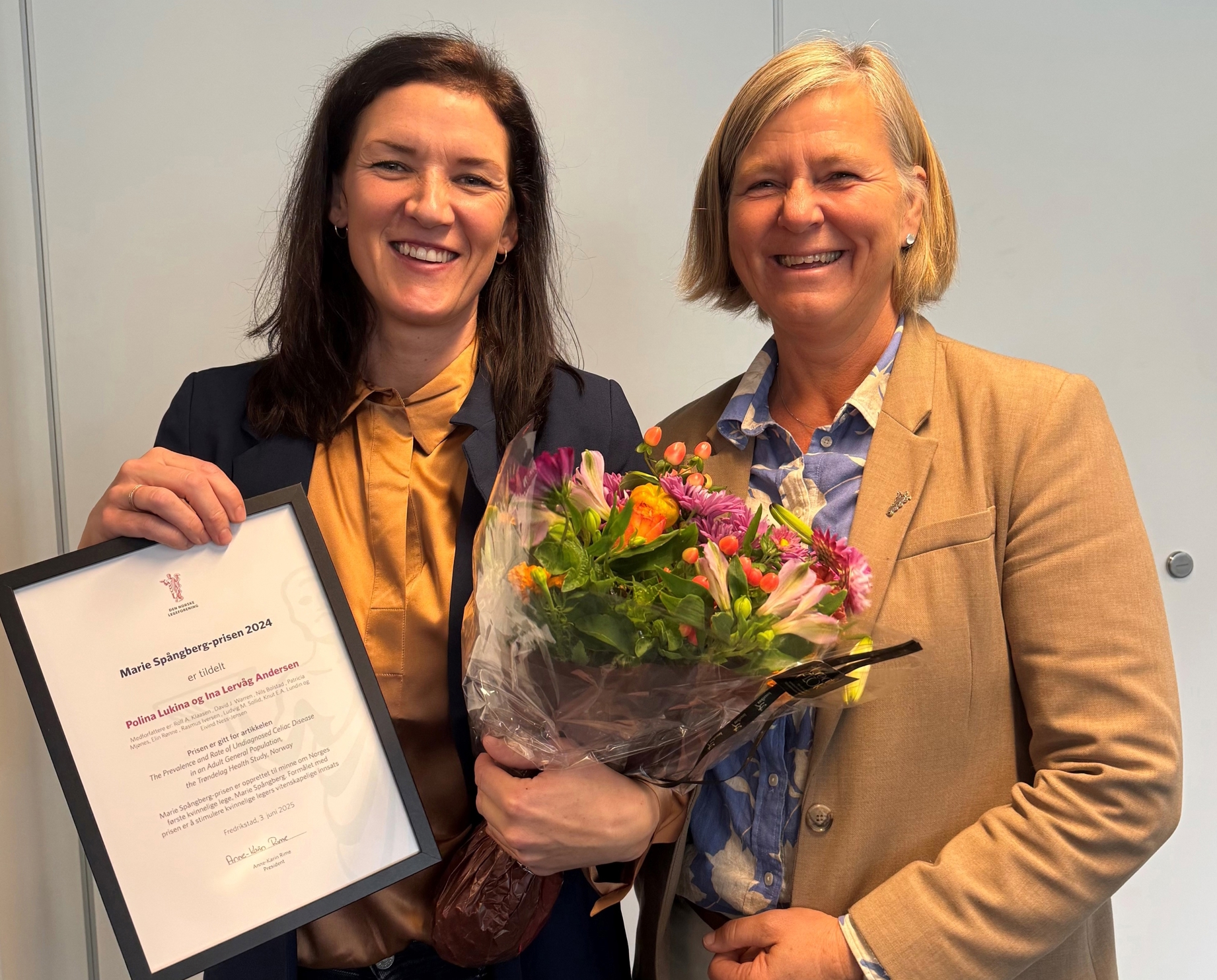 MOTTOK PRIS: Ina L. Andersen (t.v.) var en av vinnerne som tok imot Marie Spånberg-prisen for 2025 fra presidenten i Legeforeningen, Anne-Karin Rime. Foto: Ingrid R. Fry