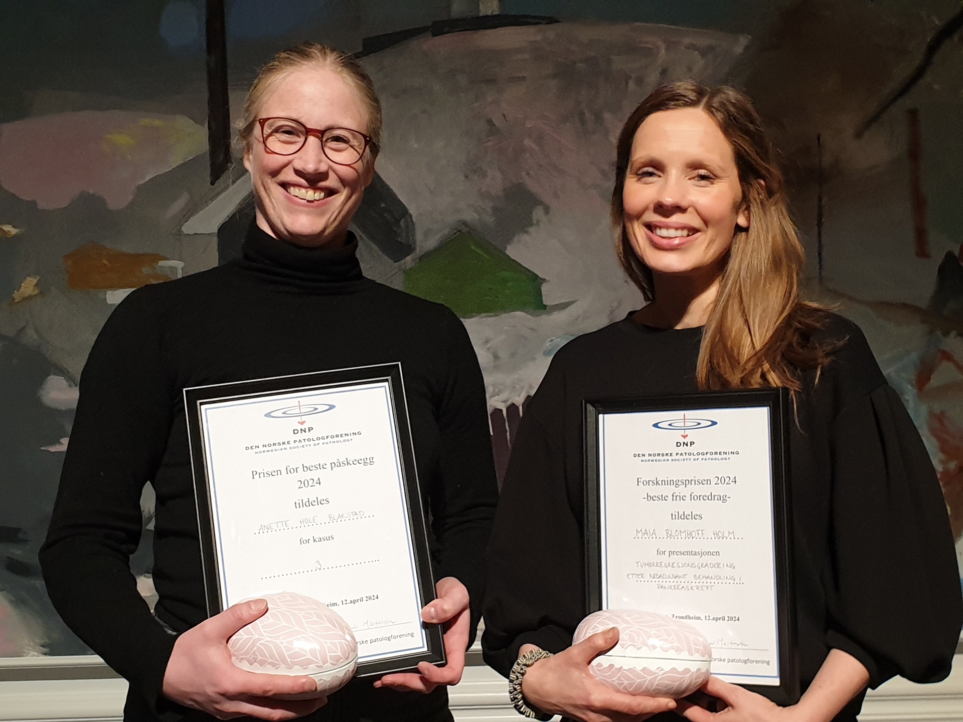 Anette Hole Blakstad (ve.) og Maia Blomhoff Holm vinnere av hhv beste påskeegg og beste frie foredrag. Foto: Anne Jarstein Skjulsvik
