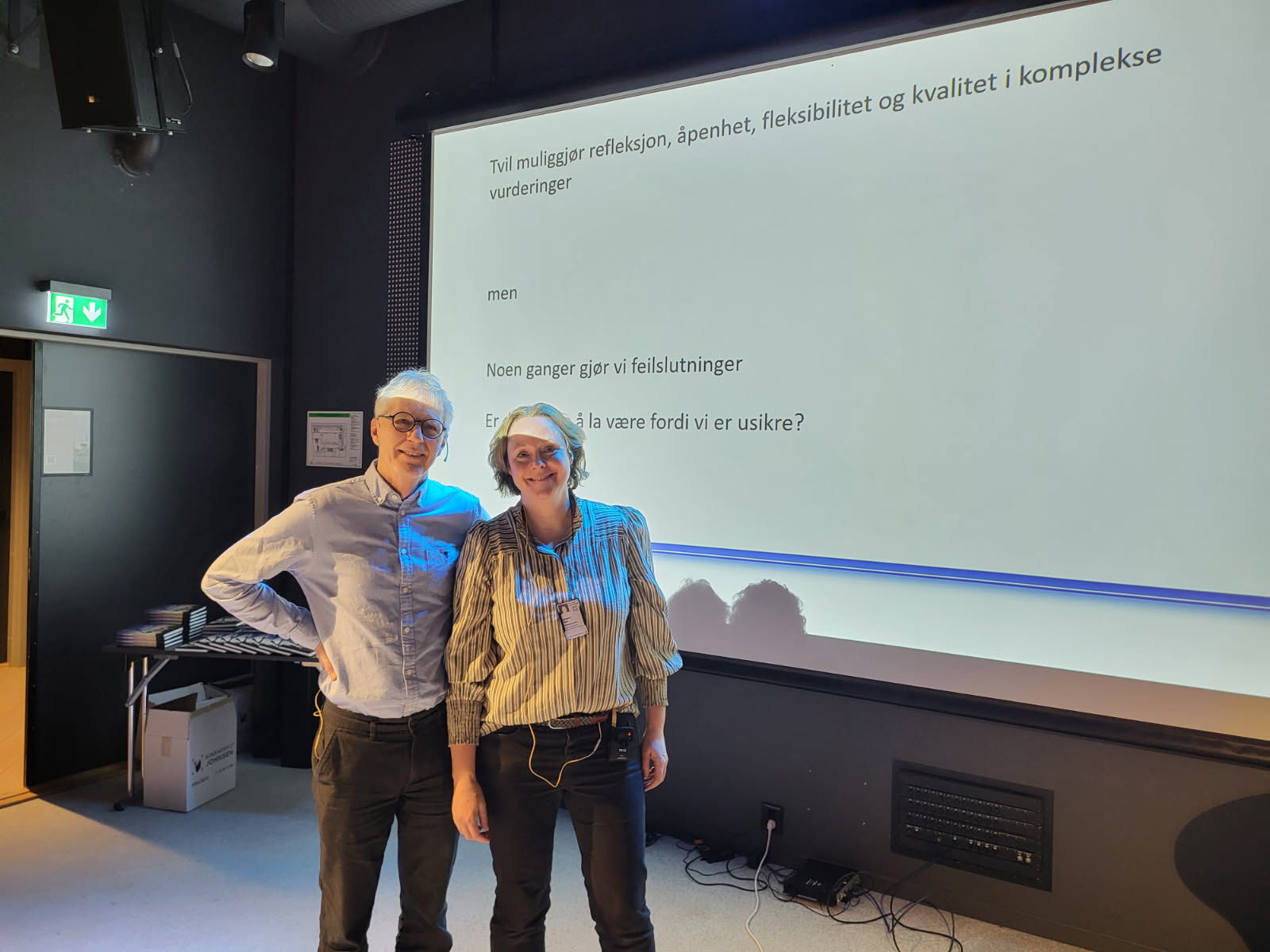 Lars Lien og Kristine Abel fremfor lysark