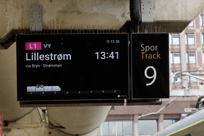 Togstasjonskilt med stopp Lillestrøm. Foto: Mostphotos.com/Roland Magnusson