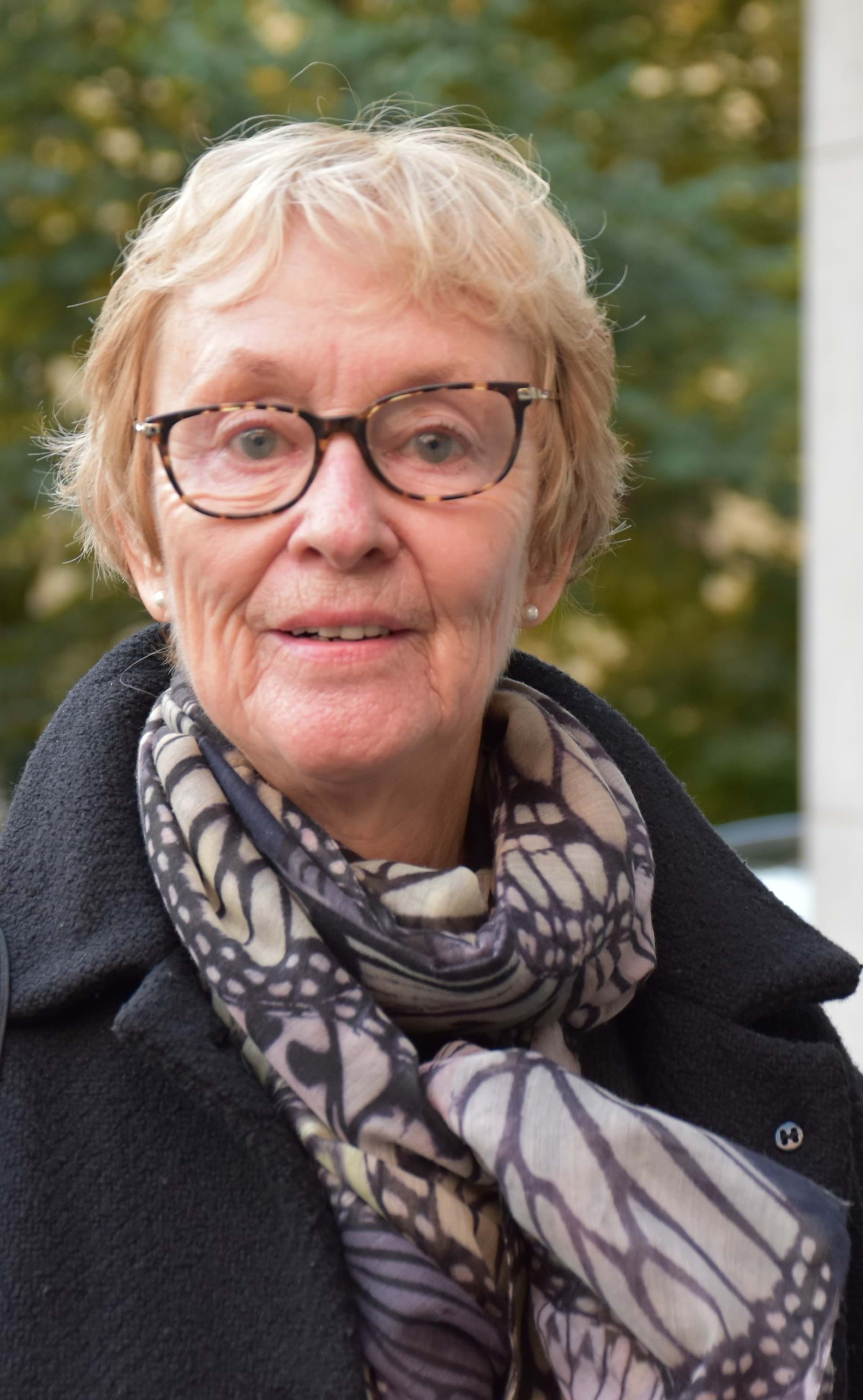 Woman with glasses outside portrait. Mette Brekke, foto Lisbeth Nilsen