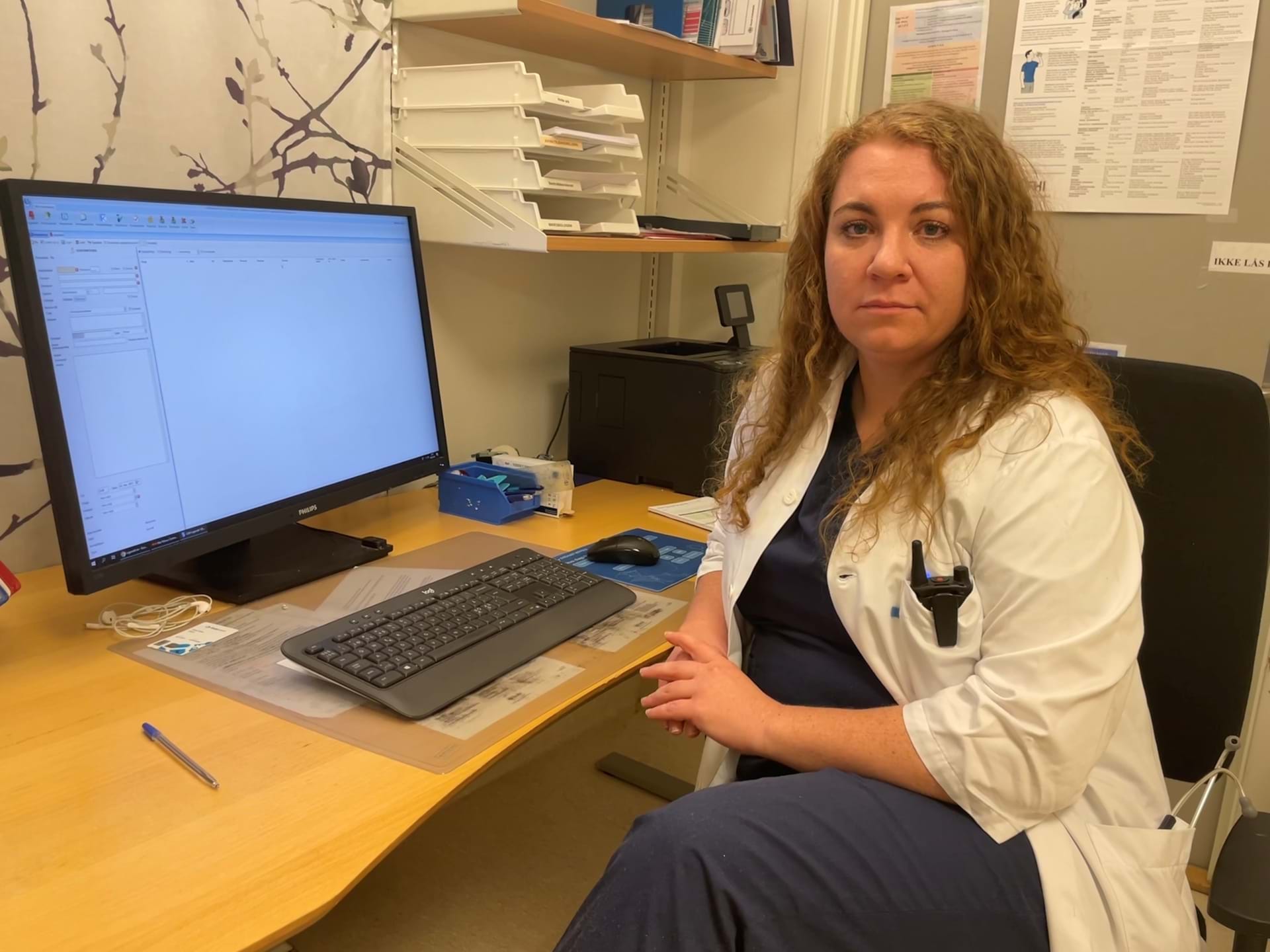 Kvinne foran skrivebord med PC, lege og forsker Mina Piiksi Dahli: Foto: Jan Erik Drangsland