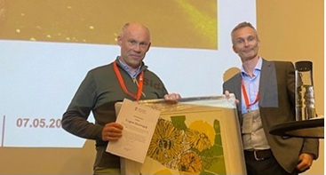 Trygve får prisen av NFA-lederen