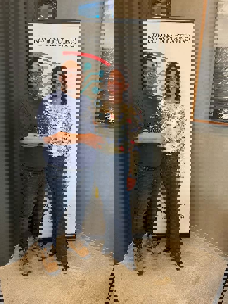 Bilde av Heidi Flemmen og Jon Sletto fra Sykehuset Telemark med pokalen for årets utdanningsvikrsomhet 2025