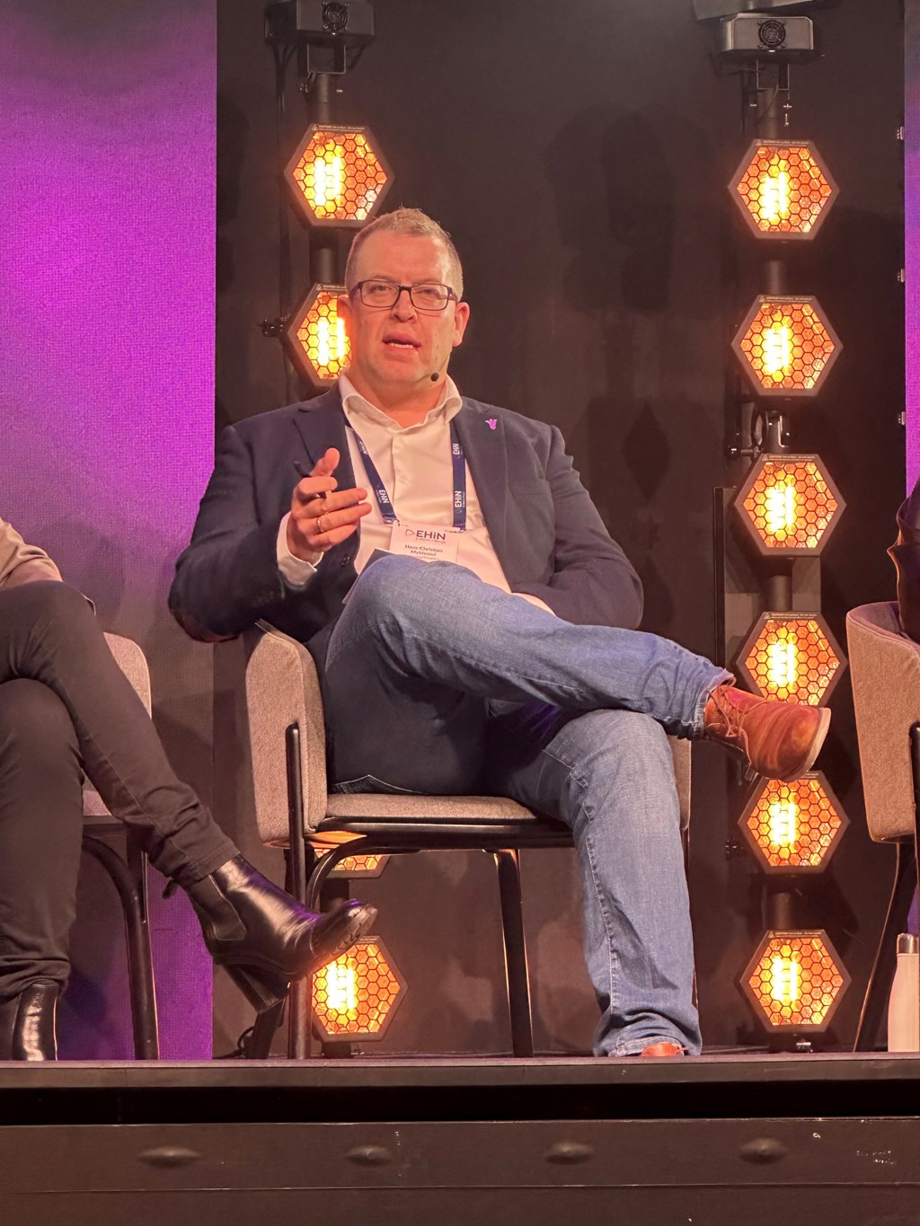 Hans Christian Myklestul på scenen under Ehin. Foto: Legeforeningen