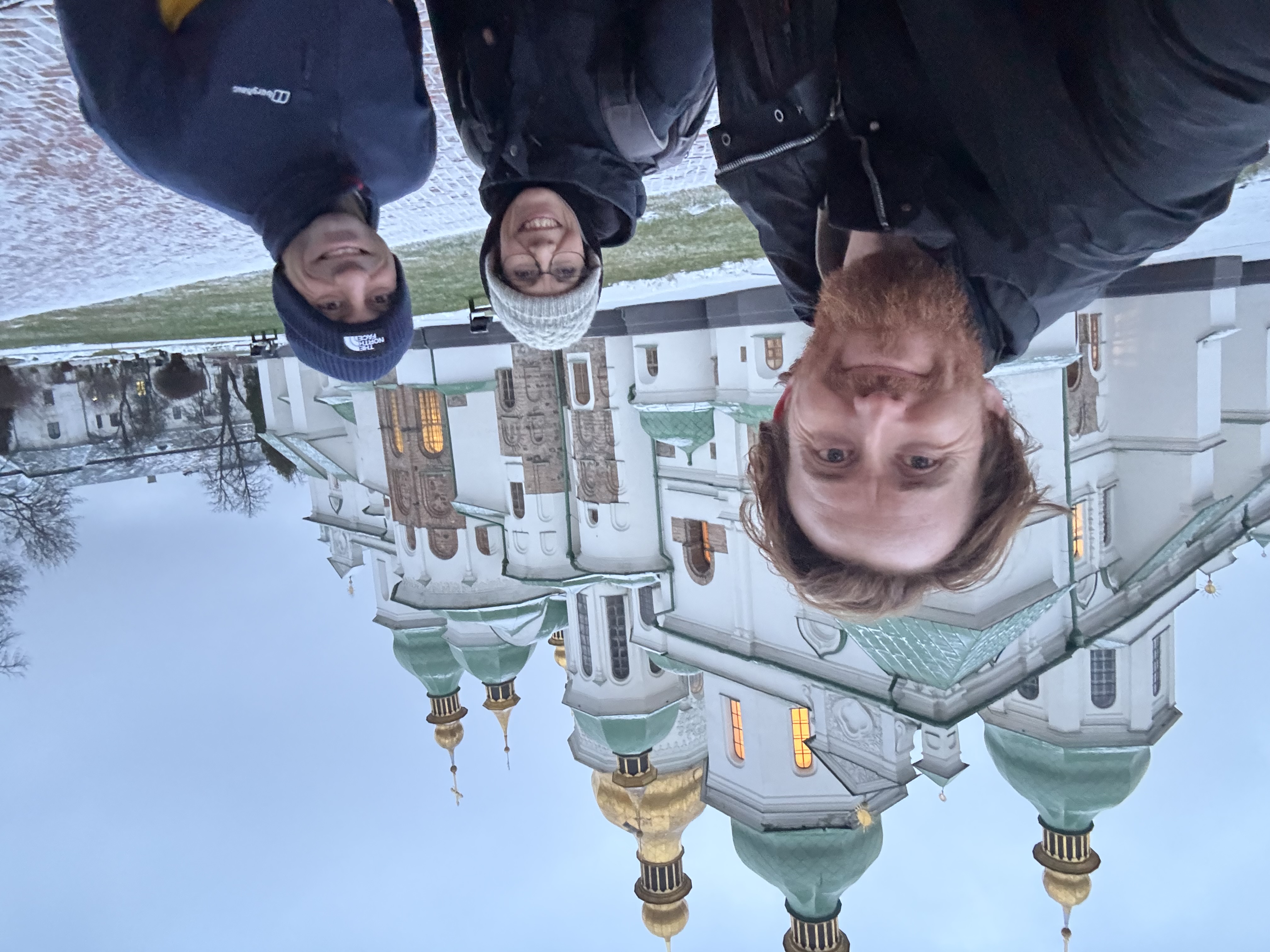 To mennesker foran en katedral