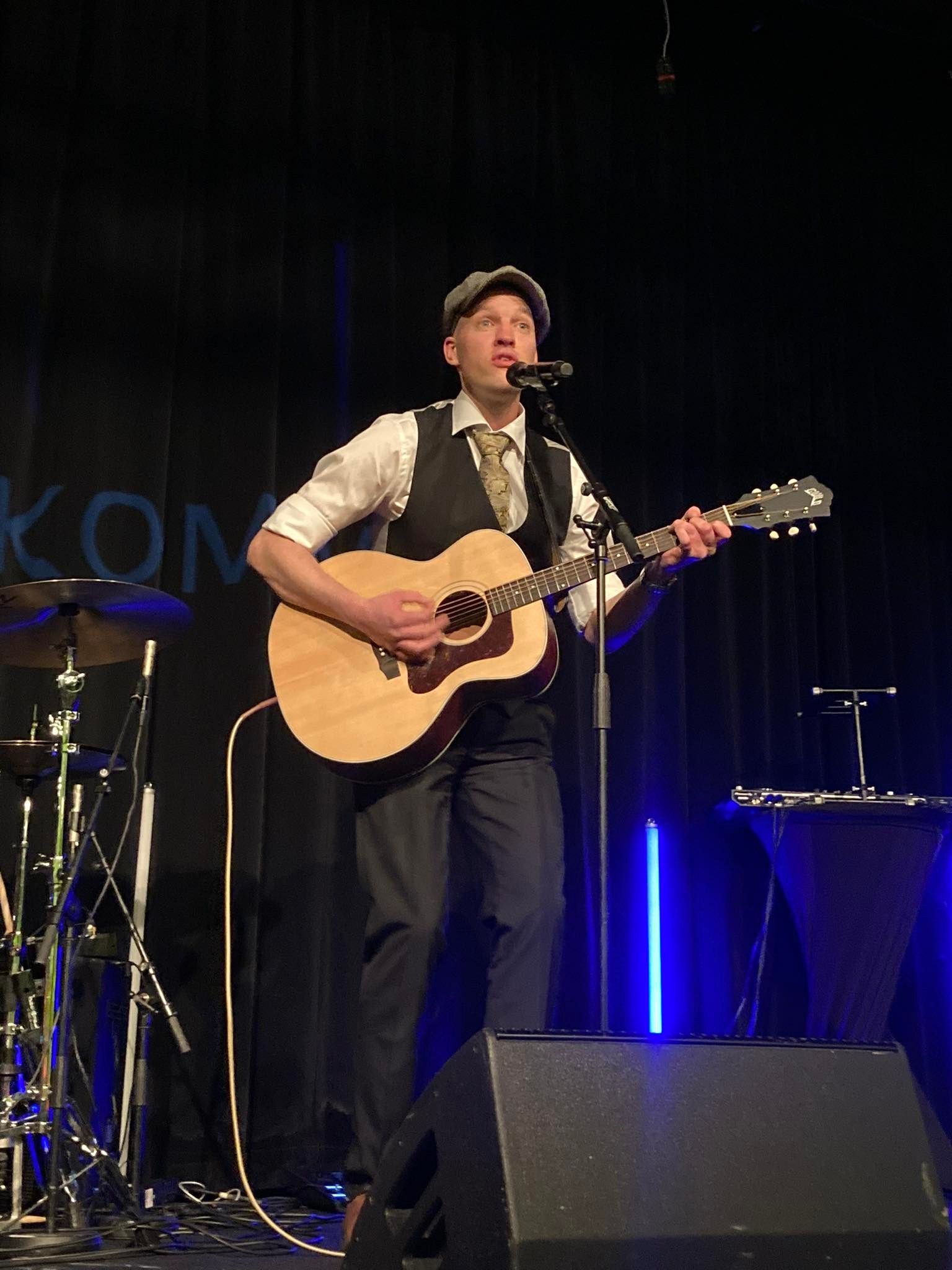 &Aring;smund Heggheim med gitar