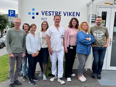 Medlemmer av spesialistkomiteen NFNM: Anders Hodt, Vivi Jøraholmen, Kristine Aamlie (leder), Boel Johnsen og LIS lege Joakim Aanesen Seksjonsleder Mari Mjelde, medisinskfaglig ansvarlig overlege Katarina Nikoletic og utdanningsansvarlig overlege Henning Langen Stokmo foran Europas lengste PET kontainer. Fotograf: privat
