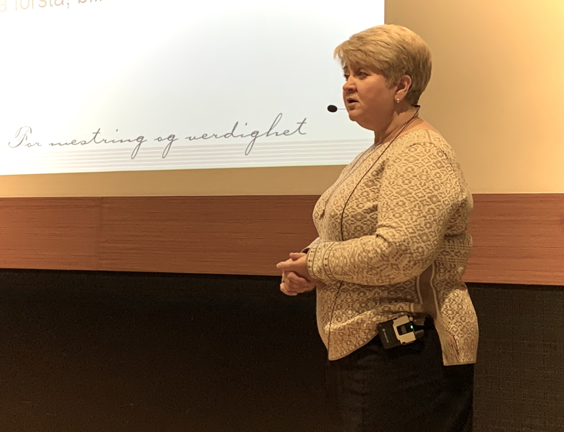 Elena Selvåg foreleste for 70 deltakere på samling i regi av Landsforeningen for Huntingtons sykdom i oktober i år. Foto: Anne Kristine Bergem
