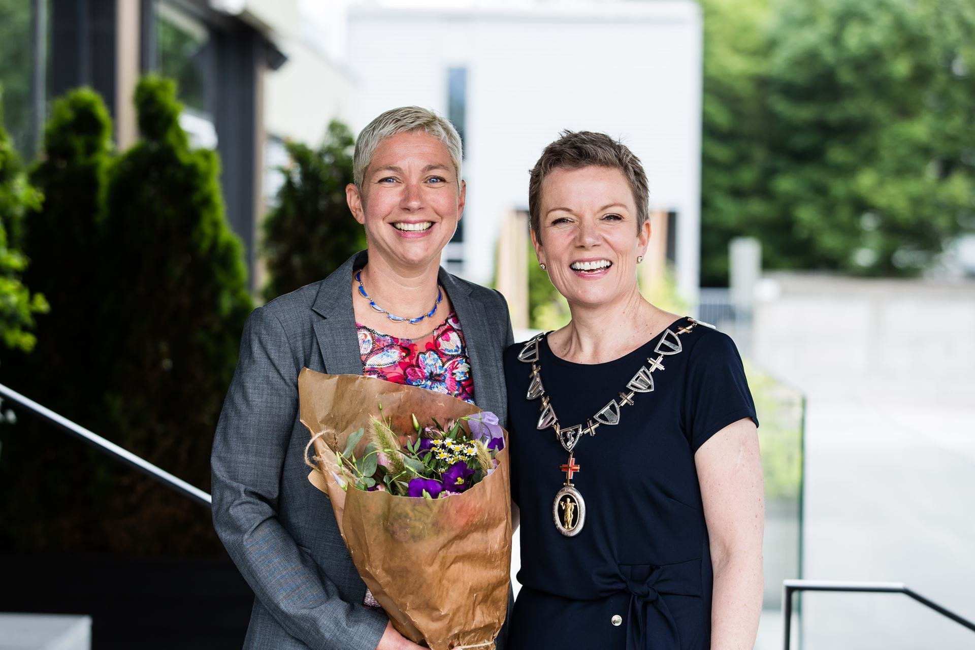 President Marit Hermansen gratulerer prisvinner Hilde Engjom. Foto: Thomas B. Eckhoff