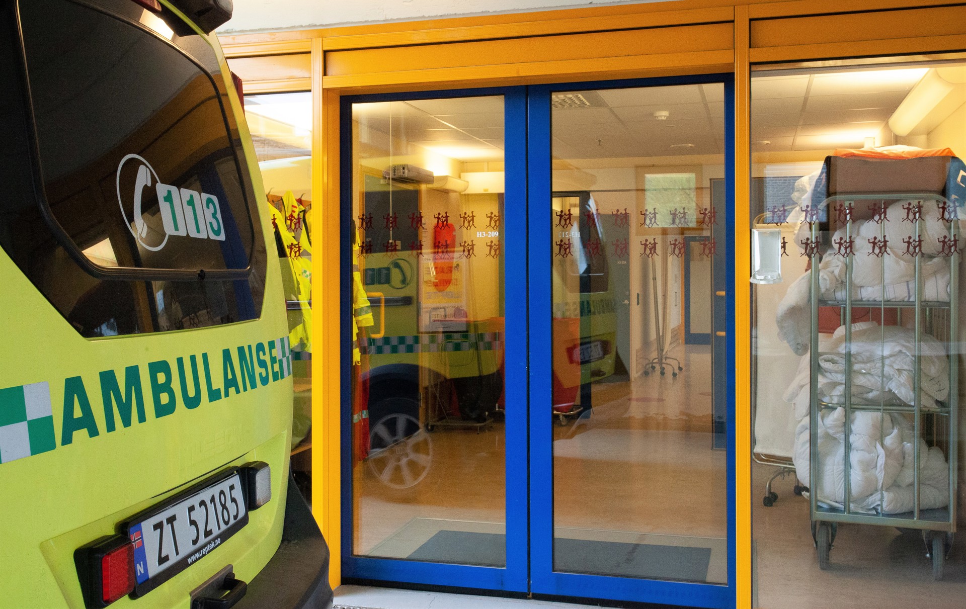 Ambulanse utenfor mottak foto Arngeir Berge NKLM 