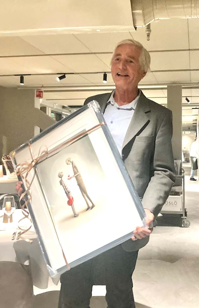 Bilde av Jan Skandsen med et maleri i hendene som et bevis p&#229; at han vant Hedersprisen 2023.