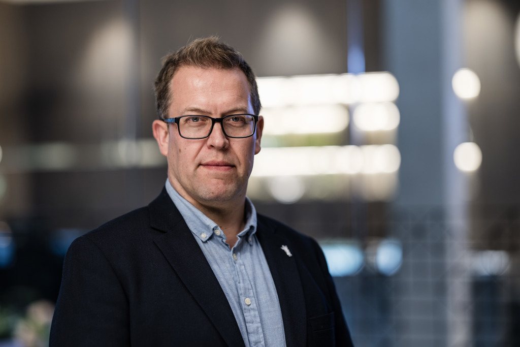 Hans-Christian Myklestul, leder i Allmennlegeforeningen. Han har på seg blå dressjakke og lyseblå skjorte. Han har kortklippet lysebrunt hår og briller. Han ser alvorlig ut.