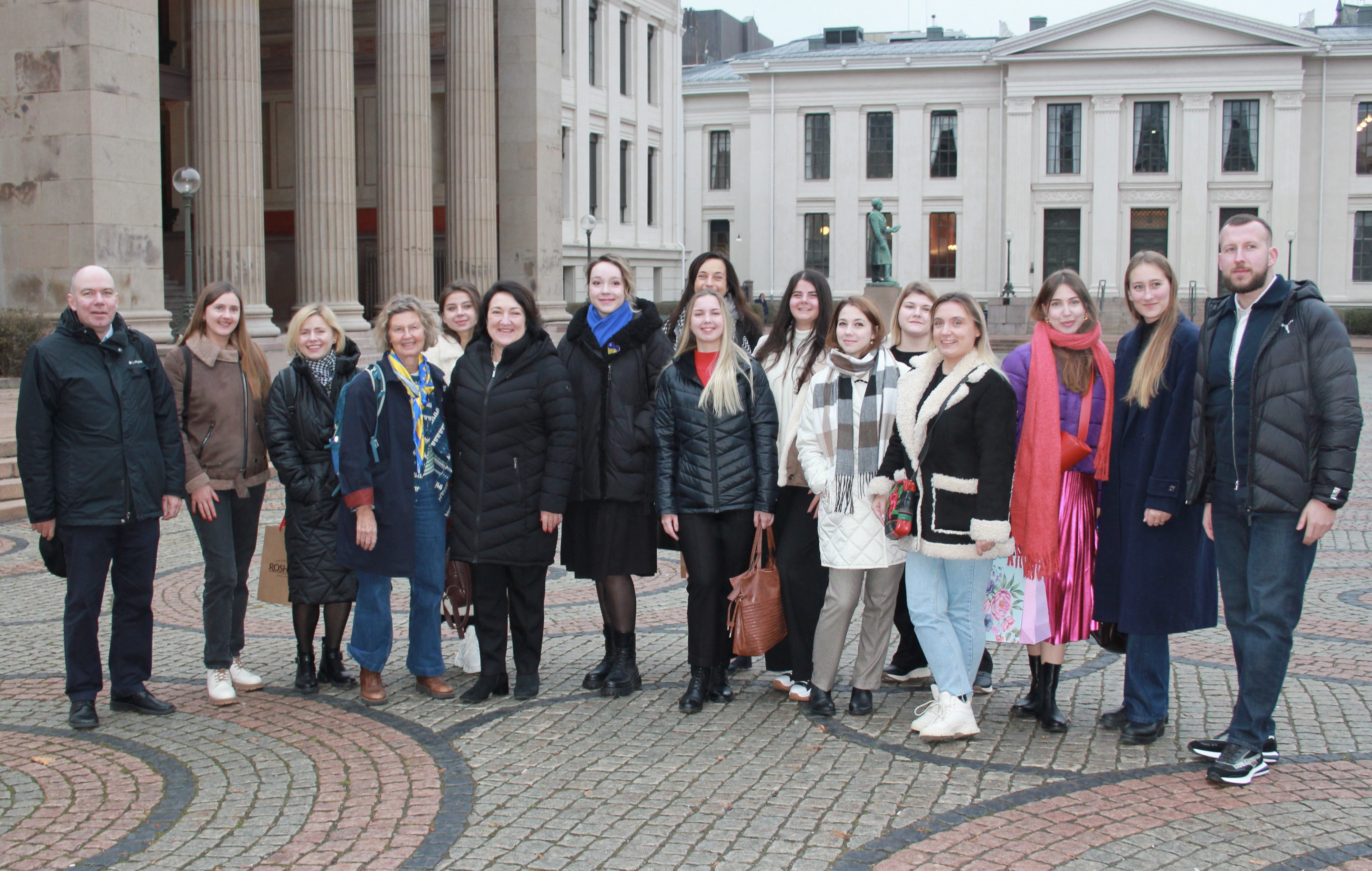 En flokk mennesker p&aring; en stor plass.