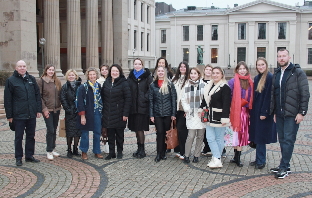 En flokk mennesker på en stor plass.