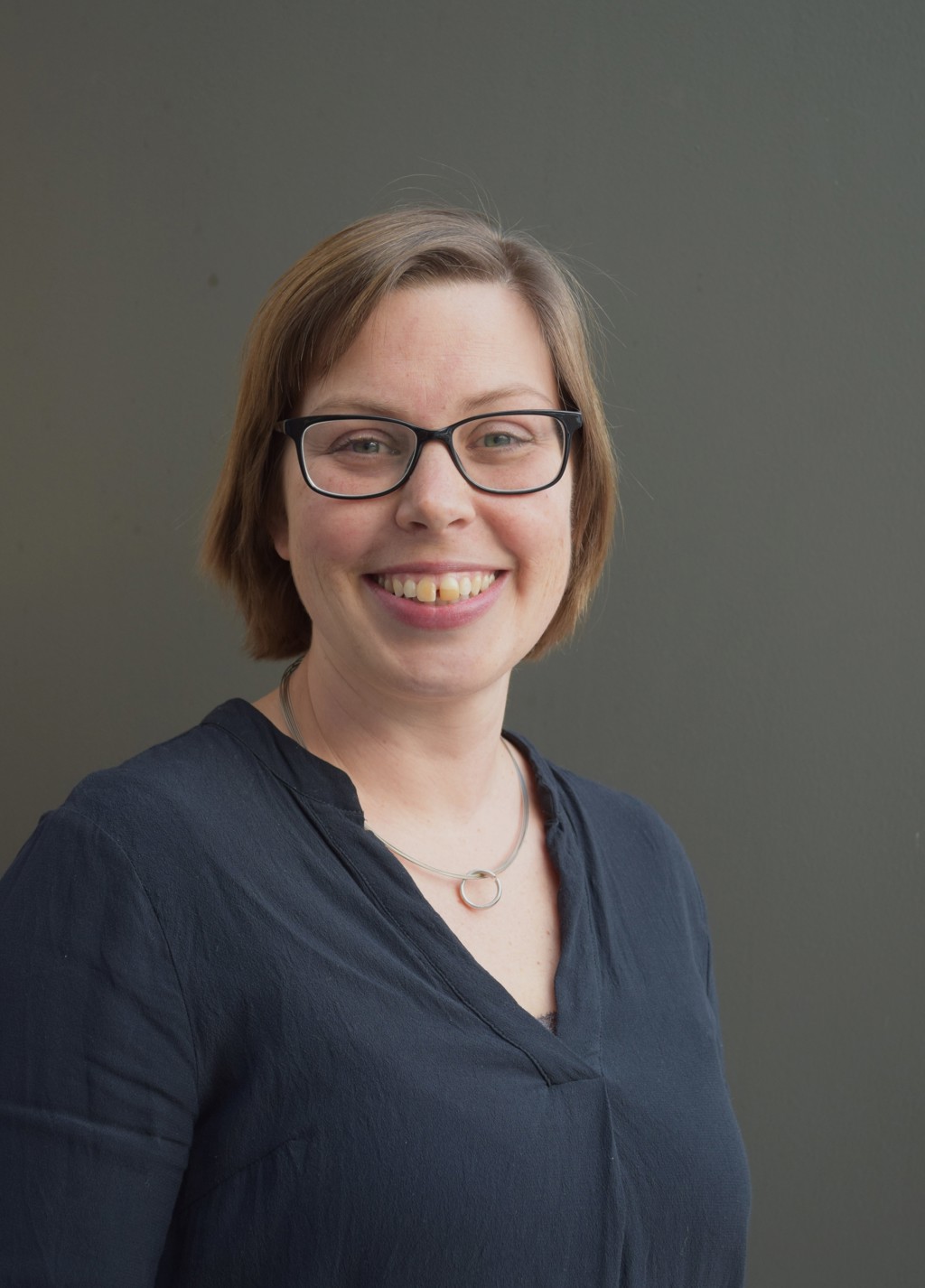 Kvinne med briller som smiler. Katrina Tibballs Foto Hedvig Kolboholen