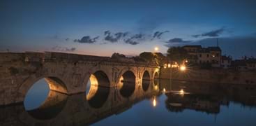 kveldsbilde fra Augustus Tiberius Roman bridge. Kilde Colourbox