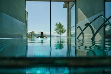 Bilde av et spa basseng og ryggen til en kvinne. Foto: Solstrand Hotel & Bad/Montag