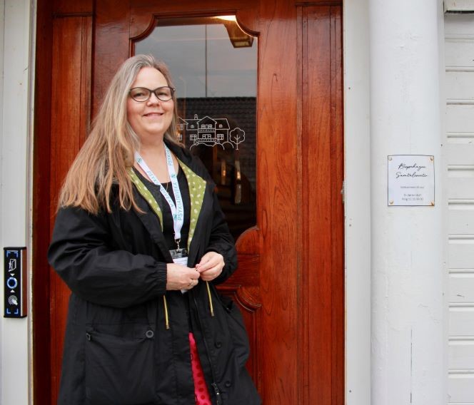 Anne Kristin Dale Skjold stående utenfor inngangsdøren til Bispehagen. Foto: Anne Kristine Bergem