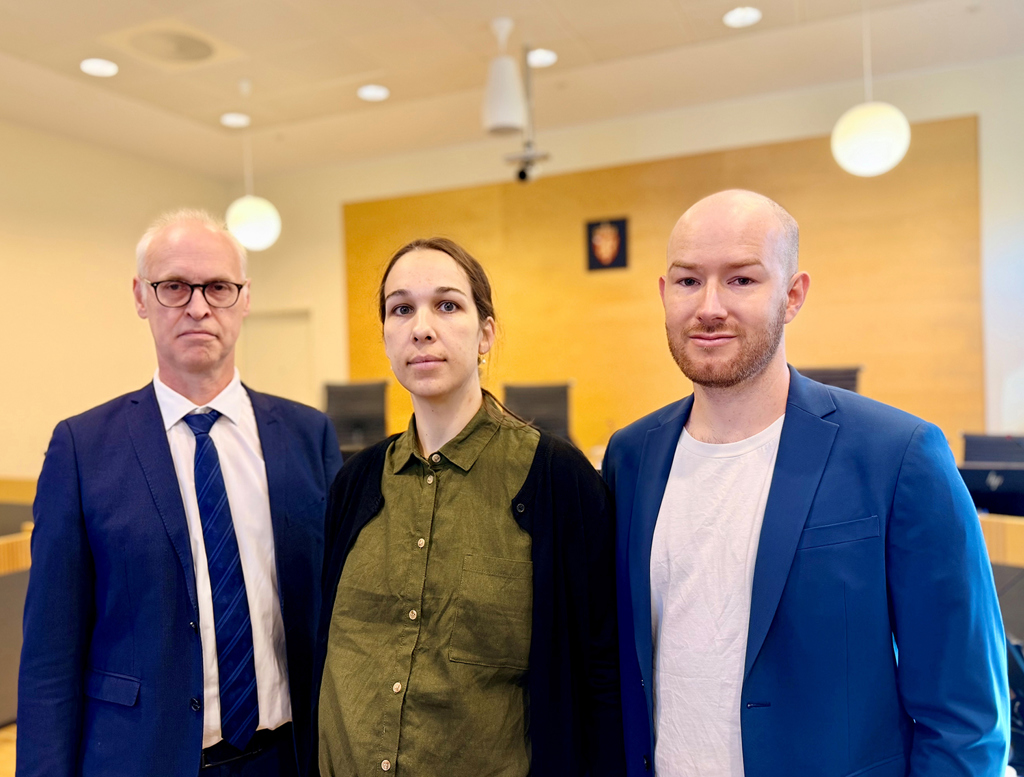 KLAR TIL DYST: F.v. Bjørn Ove Ekern Kvavik, Malene Laursen Schack og Asbjørn Sune Schack i Borgarting lagmannsrett i forkant av rettssaken tirsdag 11. august. Foto: Legeforeningen/Knut E. Braaten.