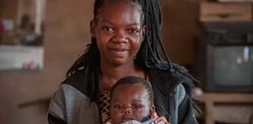 Ung mor med et lite barn. Bilde tatt i Malawi.
